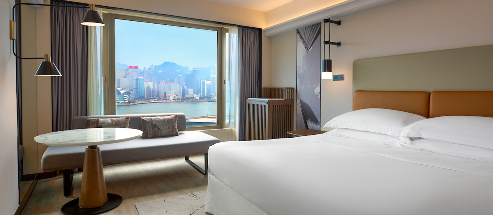 Stay in Sheraton Hong Kong Hotel & Towers<br>
with breathtaking Victoria Harbour View and<br>
enjoy Crab-tacular Dinner Feasts Buffet for two